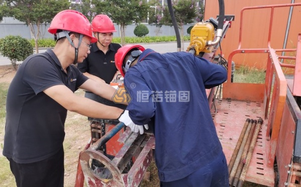 錨固裝備公司進(jìn)行施工裝備安全培訓(xùn)以及隱患排查整改